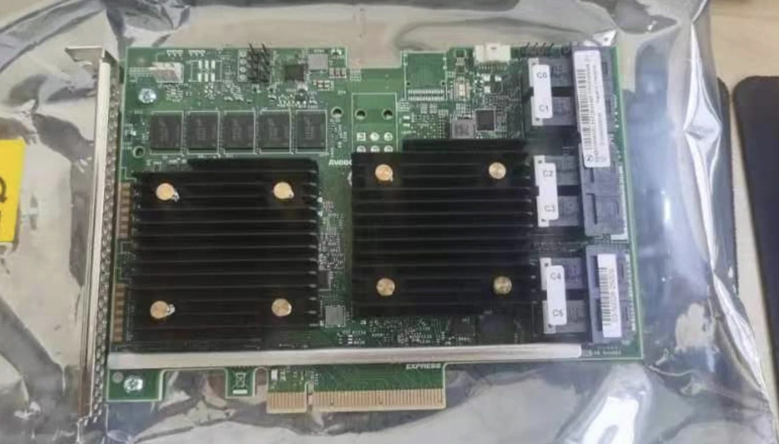 7Y37A01086 / 01KN509 ThinkSystem RAID 930-24i 4GB Flash PCIe 12Gb Adapter